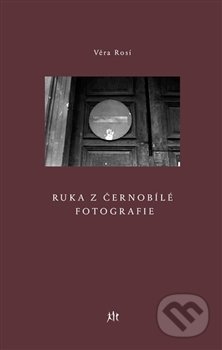Ruka z černobílé fotografie