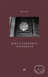 Ruka z černobílé fotografie