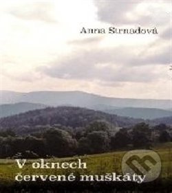 V oknech červené muškáty